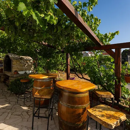 アパート 2 Bedroom Lovely In Novigrad